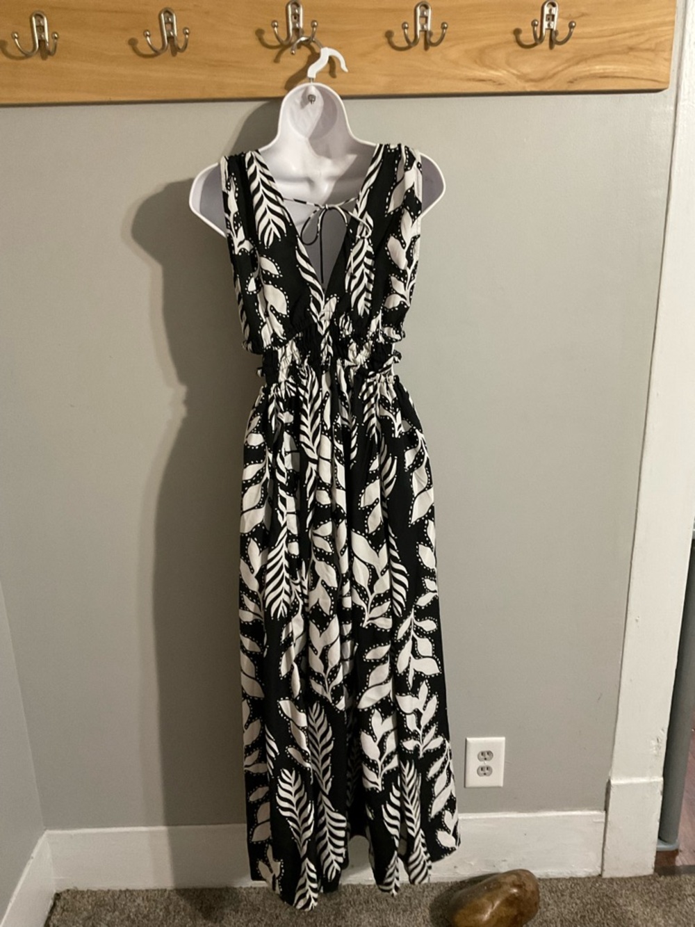 NWT Indulge in Style Black & White Leaf-Print V-Neck Maxi Dress Medium - Picture 3 of 8